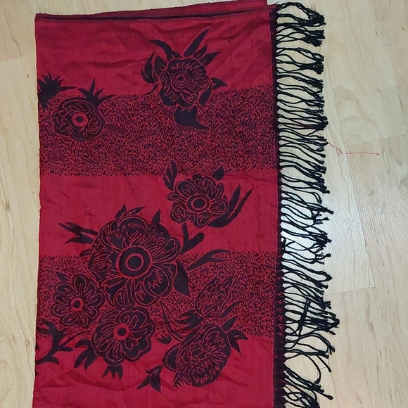 Reversible Red and Black Scarf/Wrap - Picture 4 of 4